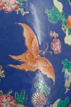 Load image into Gallery viewer, Importante lampe chinoise en céramique bleue aux papillons, Quing Thongzhi, Chine, Circa 1865
