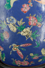 Lade das Bild in den Galerie-Viewer, Importante lampe chinoise en céramique bleue aux papillons, Quing Thongzhi, Chine, Circa 1865

