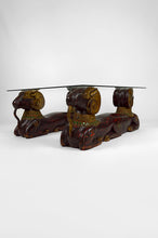 Загрузить изображение в средство просмотра галереи, Table basse aux béliers en bois sculpté, Hollywood Regency, vers 1970
