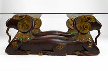Cargar imagen en el visor de la galería, Table basse aux béliers en bois sculpté, Hollywood Regency, vers 1970
