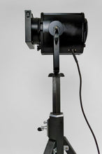 Cargar imagen en el visor de la galería, Projecteur / lampe / spot de cinéma, France, circa 1940
