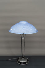 Load image into Gallery viewer, Lampe en fer forgé et abat-jour en verre bleu aux clématites et toiles d&#39;araignée, France, Art Déco circa 1920
