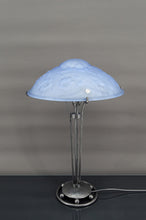 Lade das Bild in den Galerie-Viewer, Lampe en fer forgé et abat-jour en verre bleu aux clématites et toiles d&#39;araignée, France, Art Déco circa 1920
