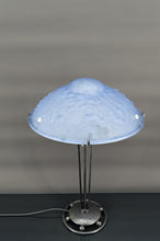 Charger l&#39;image dans la galerie, Lampe en fer forgé et abat-jour en verre bleu aux clématites et toiles d&#39;araignée, France, Art Déco circa 1920
