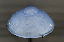 Charger l&#39;image dans la galerie, Lampe en fer forgé et abat-jour en verre bleu aux clématites et toiles d&#39;araignée, France, Art Déco circa 1920
