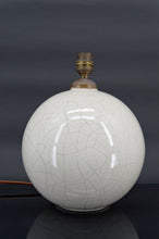 Lade das Bild in den Galerie-Viewer, Lampe boule blanche craquelée, attribuée à Besnard pour Ruhlmann, France, circa 1920
