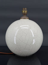 将图片加载到图库查看器，Lampe boule blanche craquelée, attribuée à Besnard pour Ruhlmann, France, circa 1920
