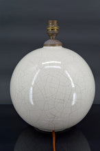 Cargar imagen en el visor de la galería, Lampe boule blanche craquelée, attribuée à Besnard pour Ruhlmann, France, circa 1920
