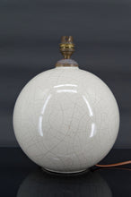 将图片加载到图库查看器，Lampe boule blanche craquelée, attribuée à Besnard pour Ruhlmann, France, circa 1920
