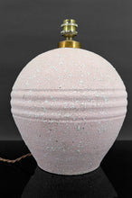 Cargar imagen en el visor de la galería, Lampe Art Déco, dans le style de Jean Besnard, email crispé blanc sur fond rose, France, Circa 1925
