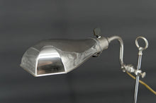 Charger l&#39;image dans la galerie, Lampe d&#39;atelier en aluminium et nickel, ajustable avec système monte-baisse, France, circa 1900
