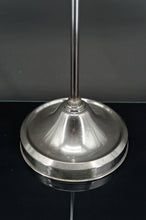 Загрузить изображение в средство просмотра галереи, Lampe d&#39;atelier en aluminium et nickel, ajustable avec système monte-baisse, France, circa 1900
