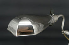 将图片加载到图库查看器，Lampe d&#39;atelier en aluminium et nickel, ajustable avec système monte-baisse, France, circa 1900
