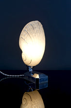 Load image into Gallery viewer, Lampe &quot;Coquillage&quot; Art Deco moderniste, France, vers 1930
