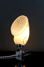 Load image into Gallery viewer, Lampe &quot;Coquillage&quot; Art Deco moderniste, France, vers 1930
