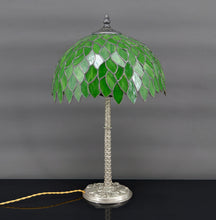 Lade das Bild in den Galerie-Viewer, Lampe palmier en bronze argenté et abat-jour feuillage en vitrail vert, Art Nouveau, France, Circa 1900
