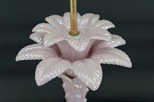 Lade das Bild in den Galerie-Viewer, Lampe Palmier en céramique rose nacrée, Italie, circa 1960
