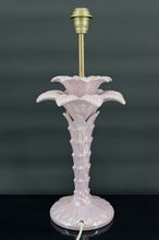 Загрузить изображение в средство просмотра галереи, Lampe Palmier en céramique rose nacrée, Italie, circa 1960

