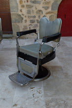 Lade das Bild in den Galerie-Viewer, Lot de 3 fauteuils Art Deco de coiffeur / barbier, WITUB, France, circa 1940
