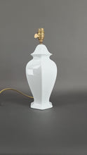 Загружайте и воспроизводите видео в средстве просмотра галереи Belle lampe en porcelaine blanche, France, circa 1950-1960
