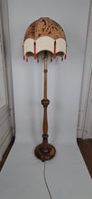 Cargar y reproducir el video en el visor de la galería, Important lampadaire Art Déco en chêne sculpté, France, vers 1920
