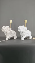 Laden und Abspielen von Videos im Galerie-Viewer, Paire de Lampes Sculpturales en Céramique Blanche , Éléphants, Italie, Circa 1970
