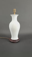 Загружайте и воспроизводите видео в средстве просмотра галереи Lampe en porcelaine blanche, Asie, Circa 1950-1960
