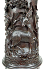 Load image into Gallery viewer, Importante colonne / sellette haute asiatique en bois sculpté, circa 1880, Indochine
