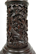 Cargar imagen en el visor de la galería, Importante colonne / sellette haute asiatique en bois sculpté, circa 1880, Indochine

