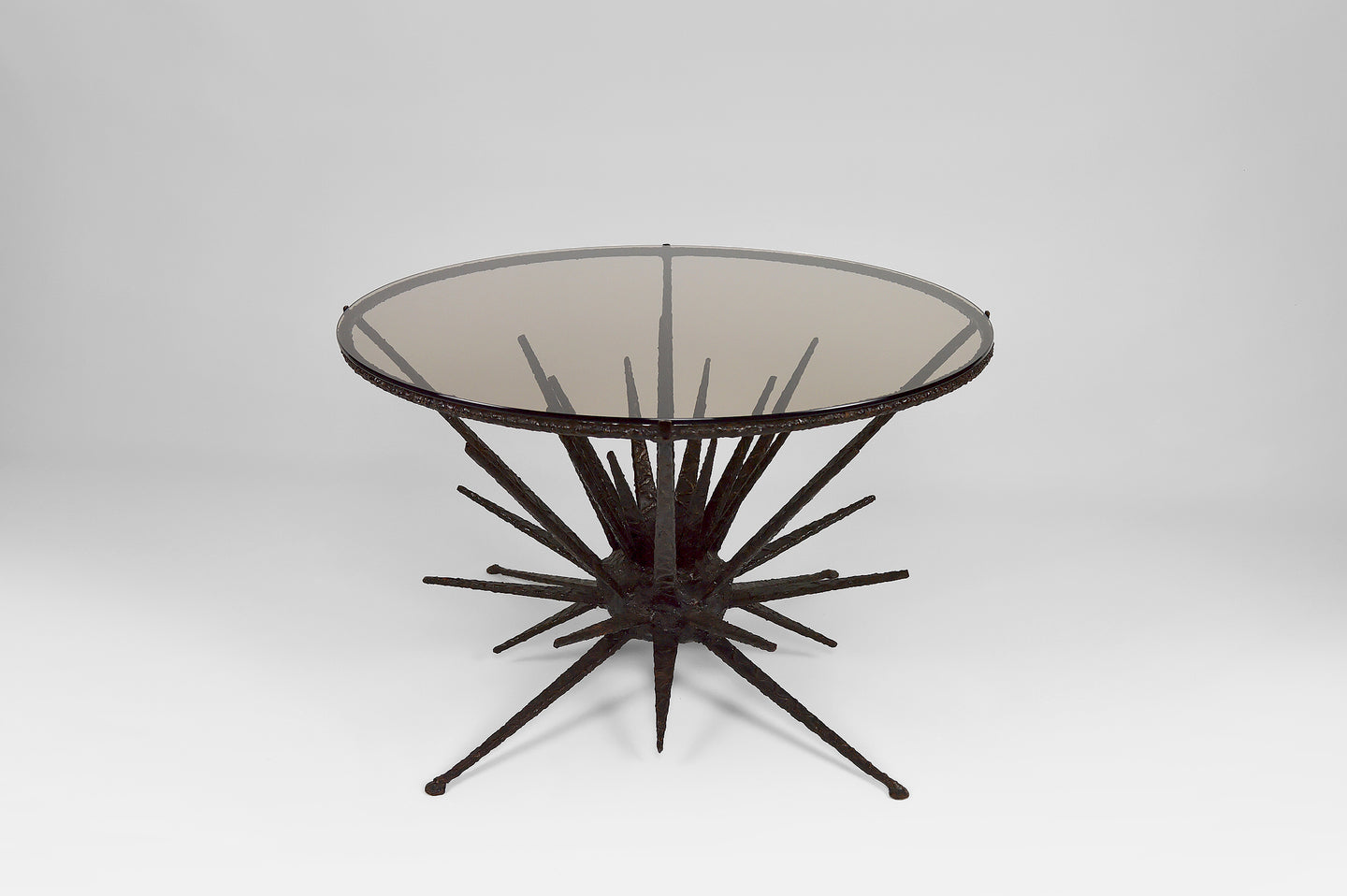 Table basse ronde style brutaliste, circa 1960