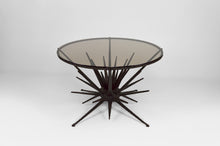 Load image into Gallery viewer, Table basse ronde style brutaliste, circa 1960
