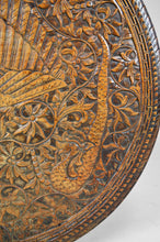 Lade das Bild in den Galerie-Viewer, Table basse sculptée de dragons et de paons, Indonésie, vers 1920
