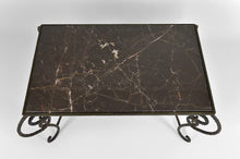 将图片加载到图库查看器，Table basse en fer forgé patiné et marbre noir, circa 1940
