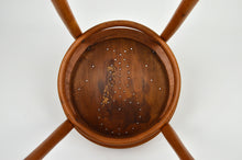 Lade das Bild in den Galerie-Viewer, Chaise bistrot par J&amp;J Kohn avec assise décorée

