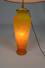 Charger l&#39;image dans la galerie, Lampe vintage en pâte de verre
