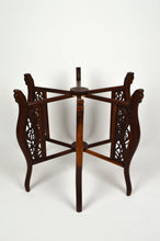 将图片加载到图库查看器，Table basse indochinoise sculptée avec plateau en laiton, 1890
