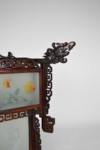 Lade das Bild in den Galerie-Viewer, Grande lanterne asiatique en bois sculpté de dragons et panneaux de verre peints
