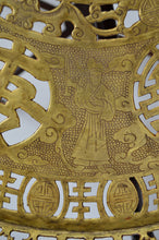 Загрузить изображение в средство просмотра галереи, Table basse indochinoise sculptée de dragons et plateau décoré, vers 1890
