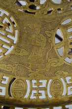 Charger l&#39;image dans la galerie, Table basse indochinoise sculptée de dragons et plateau décoré, vers 1890
