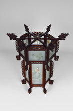 Load image into Gallery viewer, Grande lanterne asiatique en bois sculpté de dragons et panneaux de verre peints

