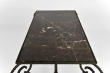 将图片加载到图库查看器，Table basse en fer forgé patiné et marbre noir, circa 1940
