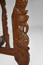 Lade das Bild in den Galerie-Viewer, Table basse sculptée de dragons et de paons, Indonésie, vers 1920
