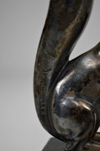 Lade das Bild in den Galerie-Viewer, Serres livres écureuils Art Deco en bronze argenté, par Marcel Guillemard
