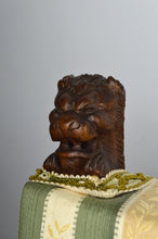Cargar imagen en el visor de la galería, Fauteuil Néo-Renaissance en noyer à têtes de lions
