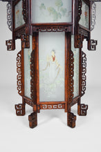 Cargar imagen en el visor de la galería, Grande lanterne asiatique en bois sculpté de dragons et panneaux de verre peints
