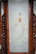 Charger l&#39;image dans la galerie, Grande lanterne asiatique en bois sculpté de dragons et panneaux de verre peints
