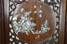 Cargar imagen en el visor de la galería, Paravent asiatique en bois sculpté et marqueterie de nacre
