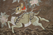 Charger l&#39;image dans la galerie, Grande tapisserie Meiji en soie brodée, Japon, vers 1890
