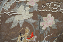 Load image into Gallery viewer, Grande tapisserie Meiji en soie brodée, Japon, vers 1890
