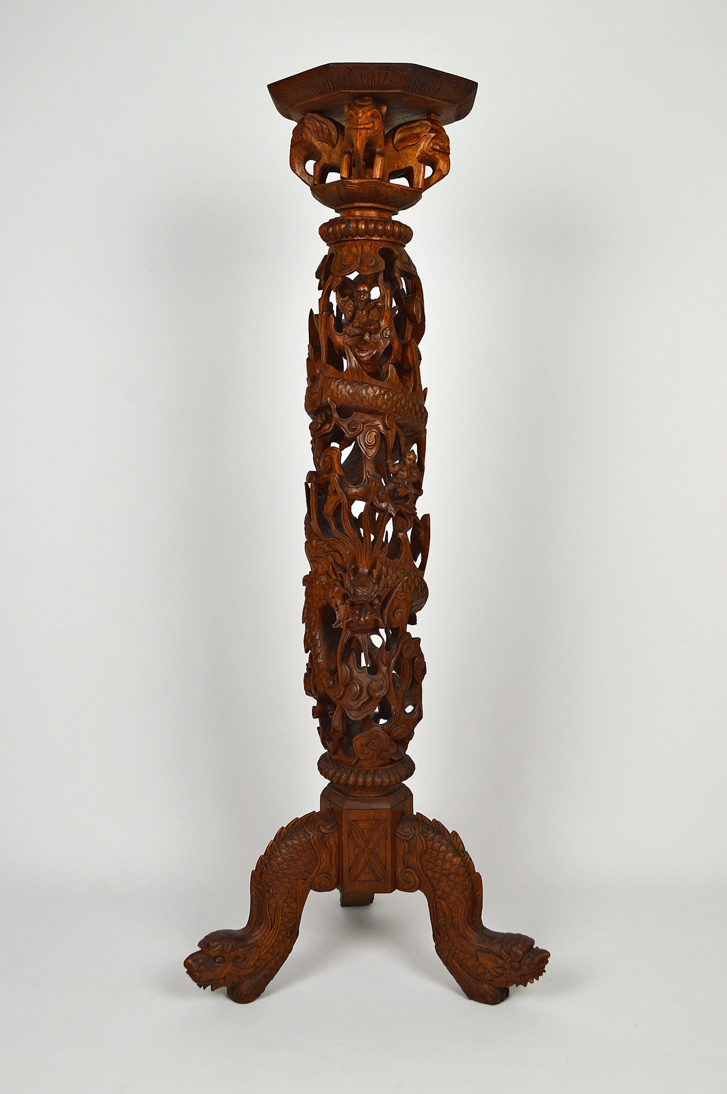 Sellette haute Indochinoise en bois sculpté à thème mythologique